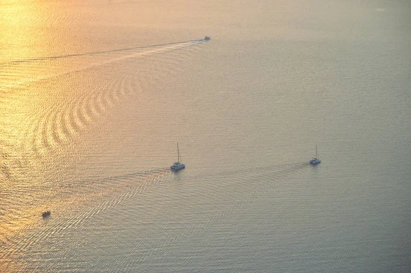 Statki pływają po morzu — Zdjęcie stockowe