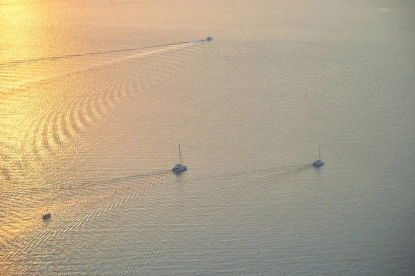 Le navi salpano sul mare — Foto Stock