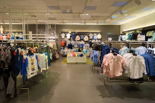 Dentro de una tienda H & M —  Fotos de Stock