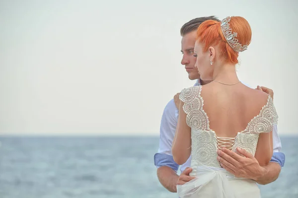 Joven pareja de boda — Foto de Stock