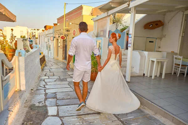 Wedding couple on Santorini — Stock Photo, Image