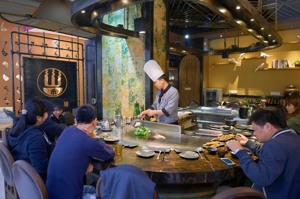 bir restoranda yemek hazırlama aşçı