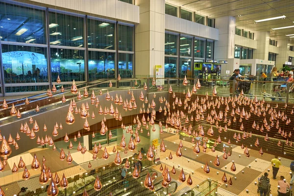 Pluie cinétique à l'aéroport Changi de Singapour — Photo