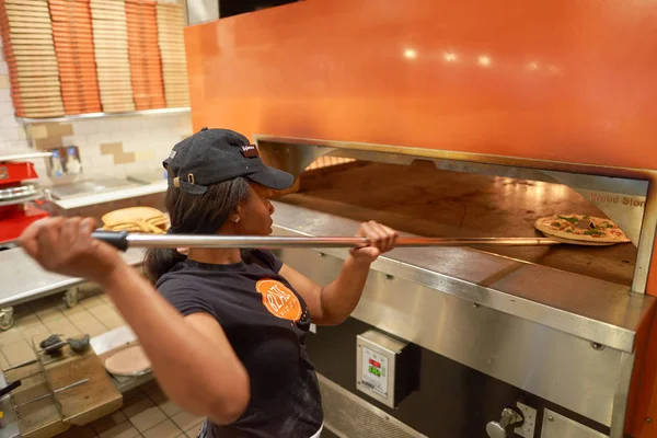 Pracovní vařit pizzu na Blaze Pizza — Stock fotografie