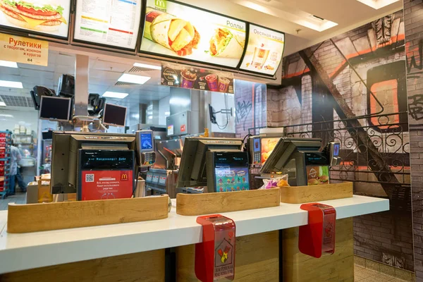 Ресторан McDonald 's в аэропорту Пулково — стоковое фото