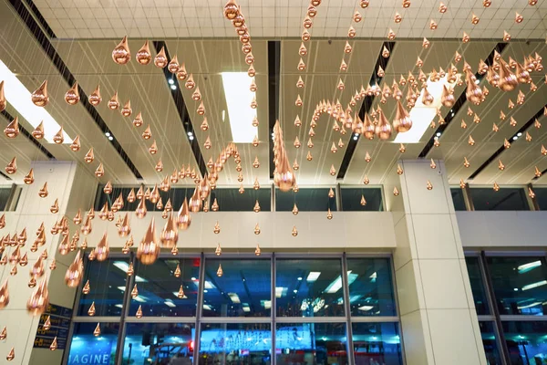 Pluie cinétique à l'aéroport Changi de Singapour — Photo