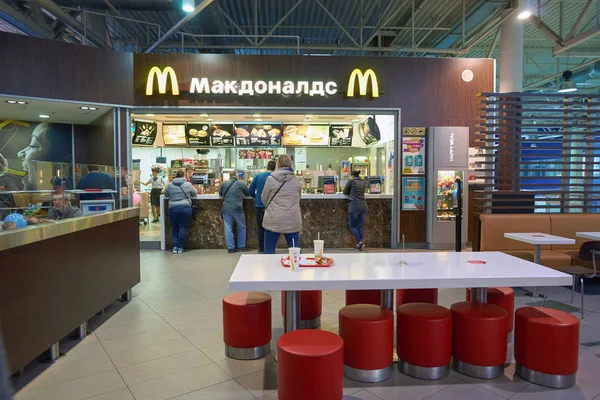 Restaurante McDonald 's, cadeia de restaurantes de comida — Fotografia de Stock