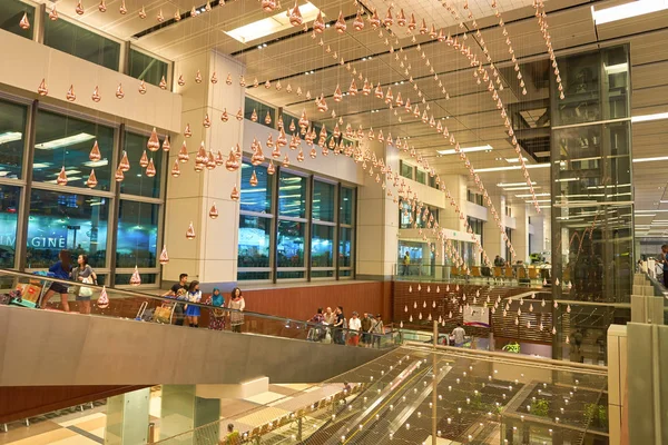 Lluvia cinética en el aeropuerto de Singapur Changi — Foto de Stock