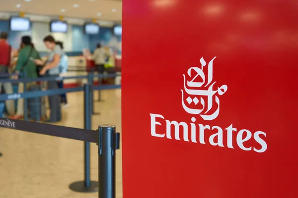 Η Emirates σημάδι στο Emirates χώρο check-in — Φωτογραφία Αρχείου