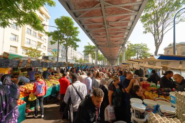 Chapelle Bulvarı 'ndaki Barbes Pazarı. 