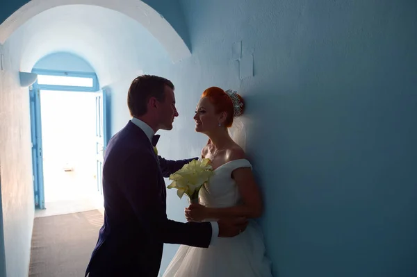 Wedding ouple in Santorini — Stock Photo, Image