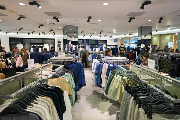 À l'intérieur d'un magasin H & M — Photo