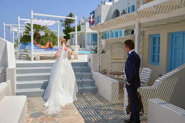 Wedding ouple in Santorini — Stock Photo, Image