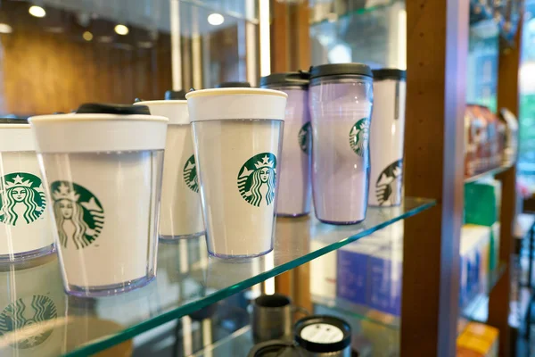 Εμπορευμάτων στην επίδειξη στο Starbucks — Φωτογραφία Αρχείου