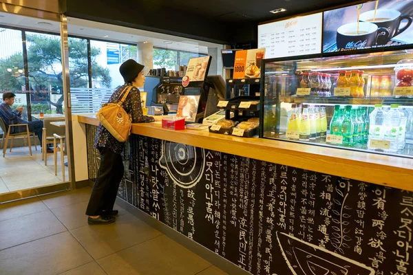 Innen mccafe in seoul — Stockfoto