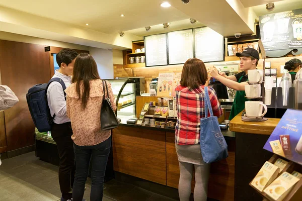 Ludzie w Starbucks w Seulu — Zdjęcie stockowe