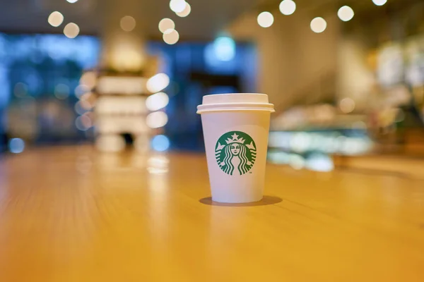 Καφέ Starbucks πάρει Κύπελλο — Φωτογραφία Αρχείου