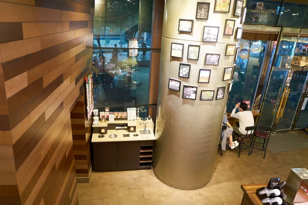 Uvnitř Starbucks v Soulu. — Stock fotografie