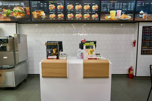 В ресторане McDonald 's . — стоковое фото