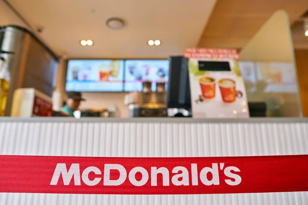 Nära upp skott av McDonalds logga på restaurang — Stockfoto