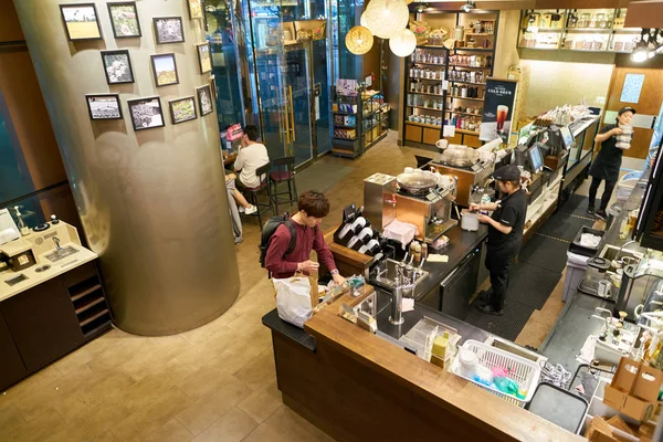 Внутри Starbucks в Сеуле . — стоковое фото
