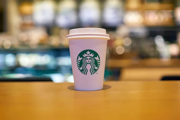 Καφέ Starbucks πάρει Κύπελλο — Φωτογραφία Αρχείου