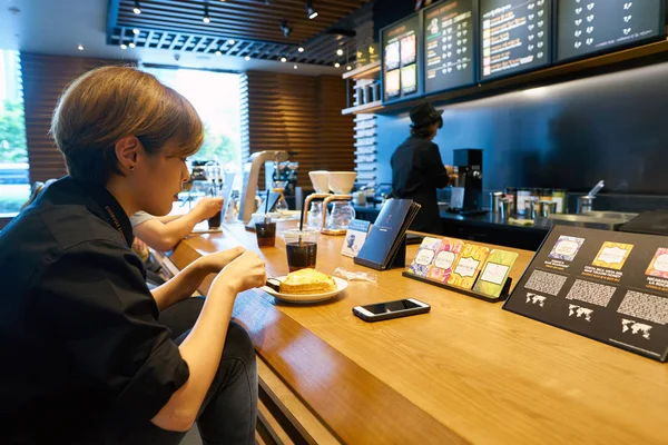 Starbucks rezerv görevli.