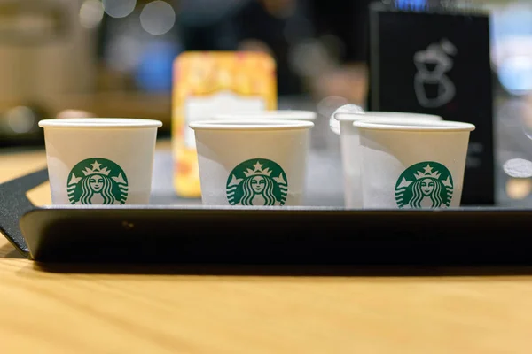 Una bandeja de muestras en una mesa en Starbucks — Foto de Stock