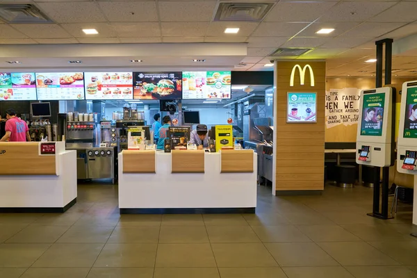 Dentro do restaurante do McDonald 's . — Fotografia de Stock