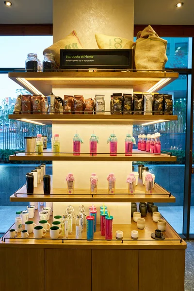 Starbucks Merkezi'nde sergilenen ürünler — Stok fotoğraf