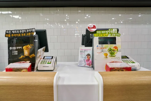 Släpper McDonalds restaurang. — Stockfoto