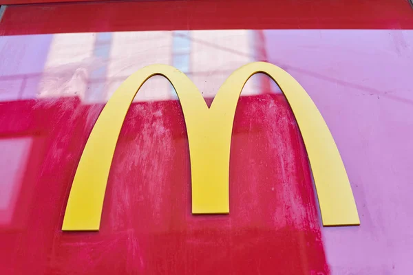 Nära upp skott av McDonalds logga på restaurang — Stockfoto