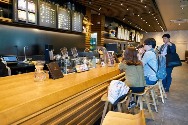 Dentro de Starbucks Reserve en Seúl . — Foto de Stock