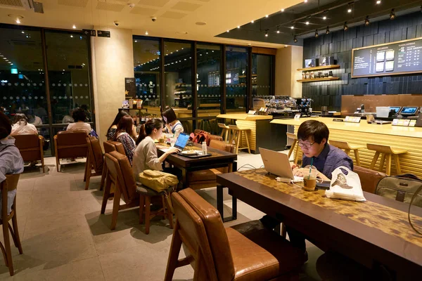 Dentro de Starbucks en Seúl . — Foto de Stock