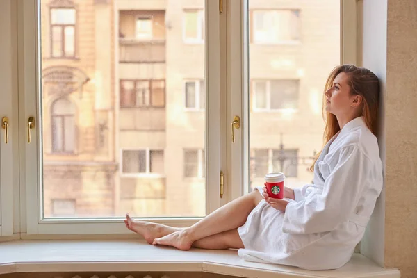 Mulher com xícara de café — Fotografia de Stock