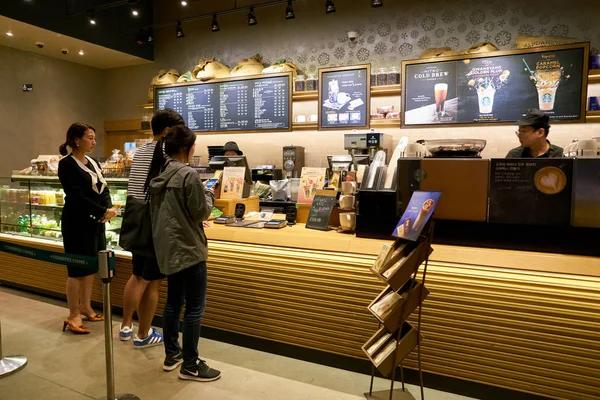 Магазин кофеен Starbucks — стоковое фото