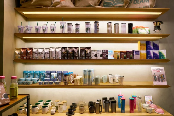 Mercancías expuestas en Starbucks — Foto de Stock