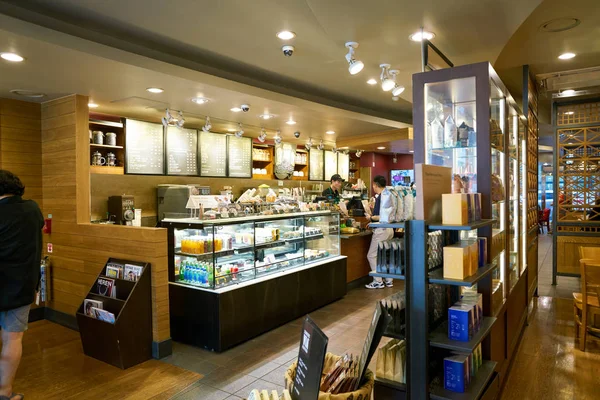 Всередині Starbucks в Сеулі. — стокове фото