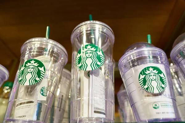 Εμπορευμάτων στην επίδειξη στο Starbucks coffee shop — Φωτογραφία Αρχείου