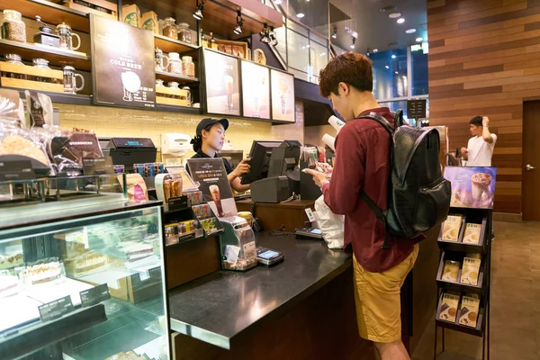 Человек в Starbucks в Сеуле — стоковое фото