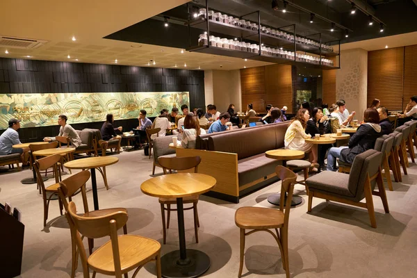 Binnen Starbucks in Seoul. — Stockfoto