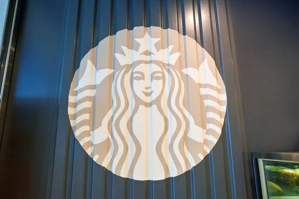 Логотип Starbucks на стіні — стокове фото