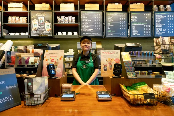 Работник в Старбаксе. Starbucks — стоковое фото