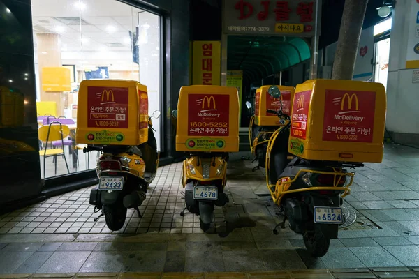 McDonald 's entrega motocicletas en Seúl. McDonald 's es una hamburguesa americana y una cadena de restaurantes de comida rápida . — Foto de Stock