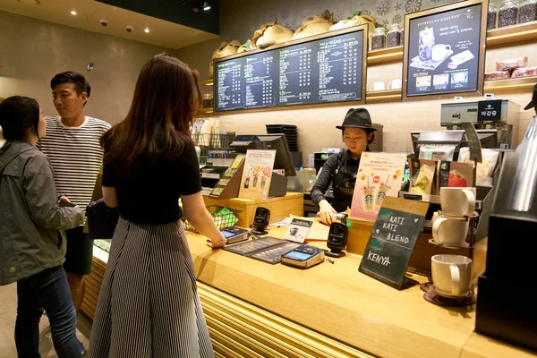 Pessoas no Starbucks em Seul — Fotografia de Stock