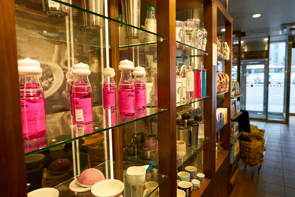 Varor på displayen på Starbucks coffee shop — Stockfoto