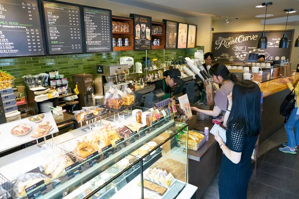 Menschen bei Starbucks in Seoul — Stockfoto