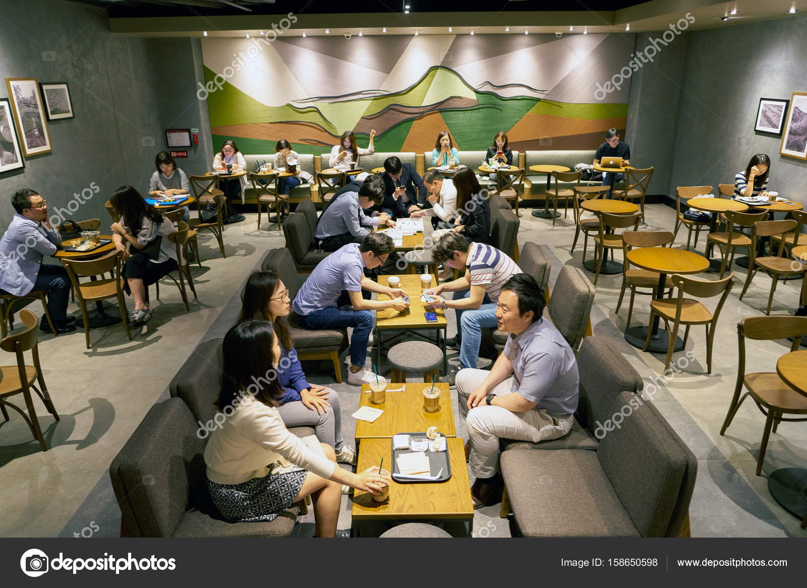Menschen Im Starbucks Coffee Shop Redaktionelles Stockfoto