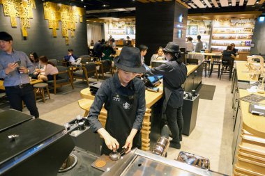 Starbucks rezerv görevli.