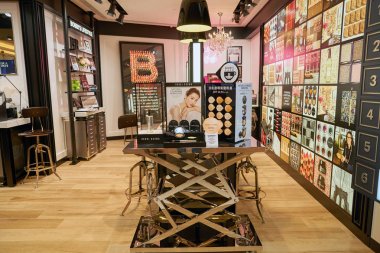 kozmetik mağazasında alışveriş merkezi